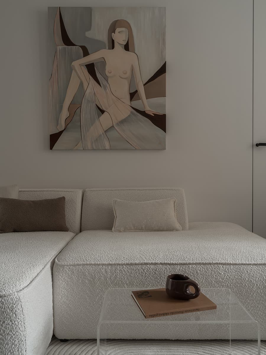 Молдинги и текстура камня в нежном интерьере квартиры — проект студии Make My Flat