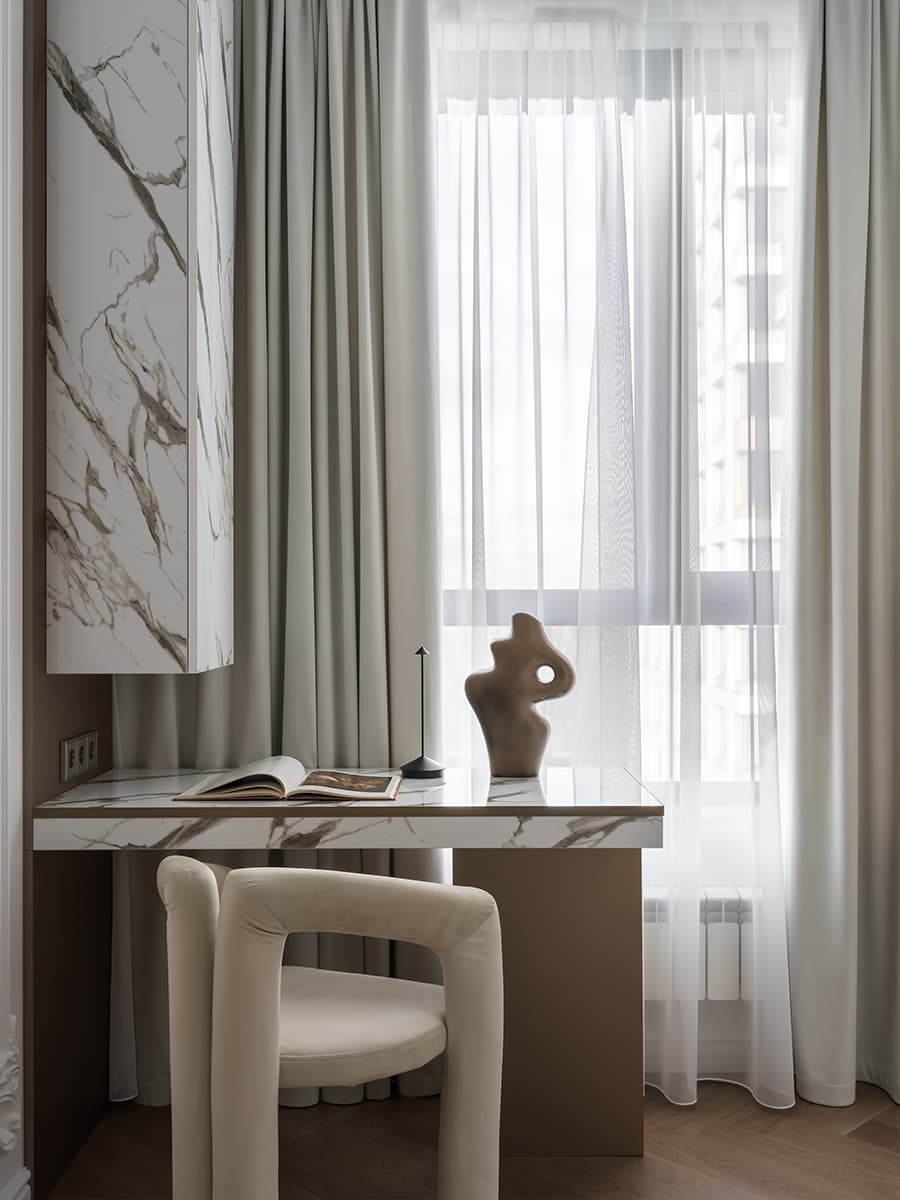 Молдинги и текстура камня в нежном интерьере квартиры — проект студии Make My Flat