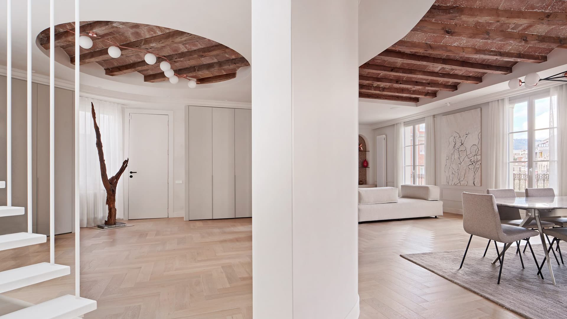 Открытый рельеф потолка в интерьере квартиры в Барселоне — проект Cometa Architects