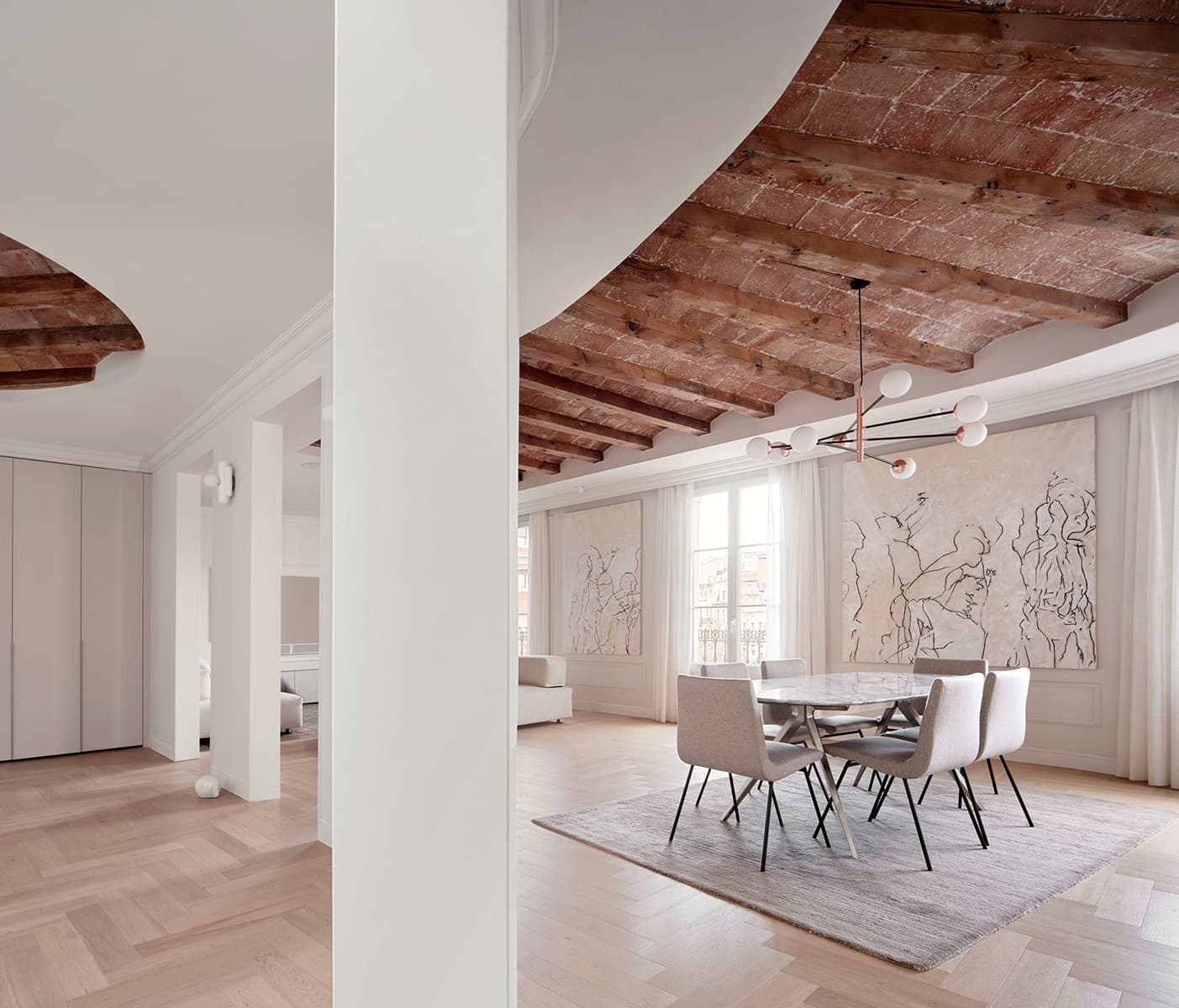 Открытый рельеф потолка в интерьере квартиры в Барселоне — проект Cometa Architects