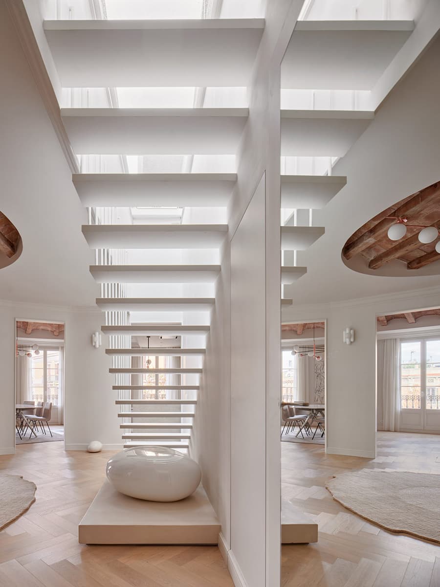 Открытый рельеф потолка в интерьере квартиры в Барселоне — проект Cometa Architects