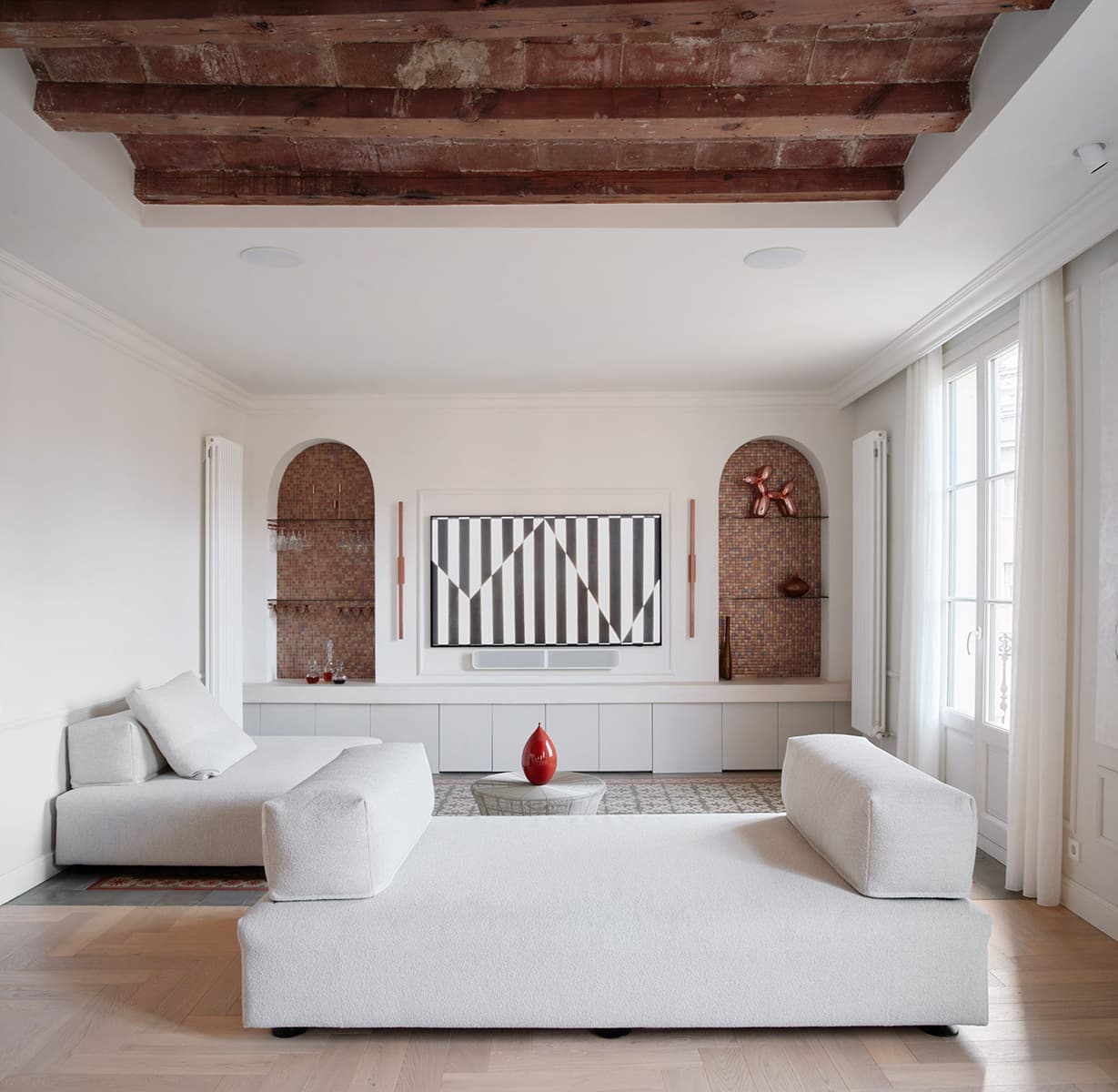 Открытый рельеф потолка в интерьере квартиры в Барселоне — проект Cometa Architects