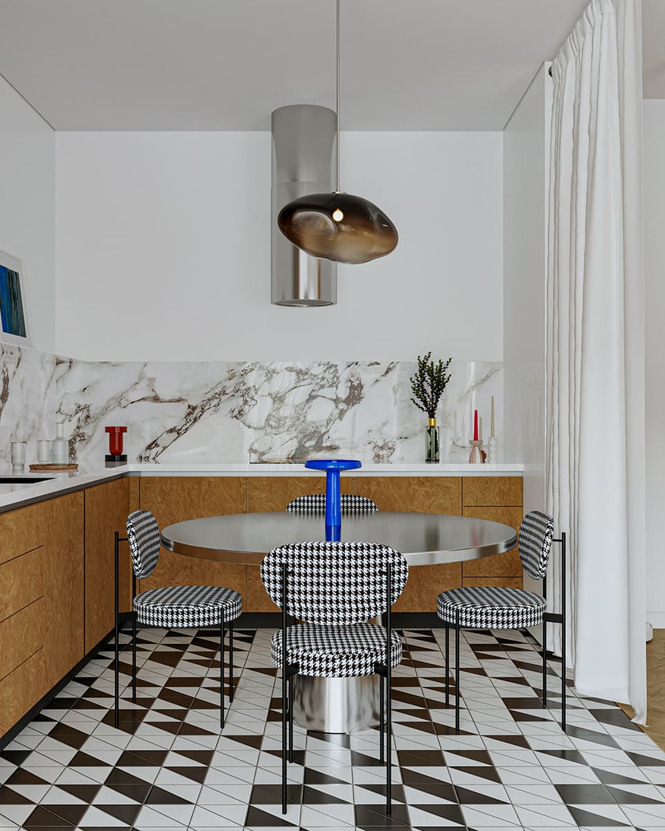 Яркие предметы искусства и черно-белые контрасты в интерьере московской квартиры — проект Zil Architects