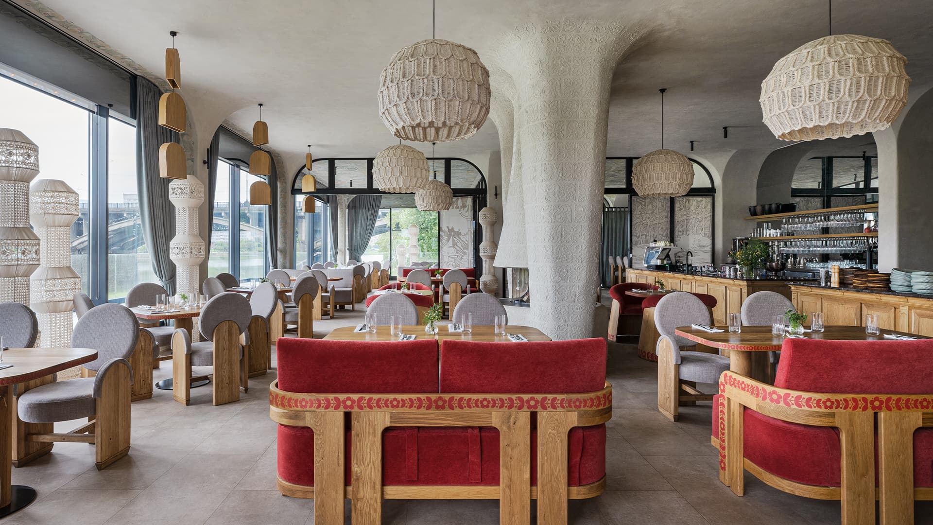 Отсылки к русской архитектуре, искусству и ремеслам в интерьере ресторана — проект студии LEFTdesign