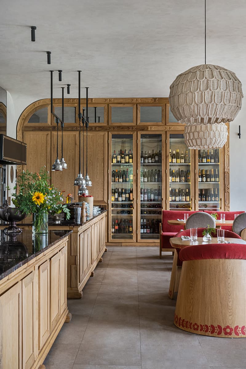 Отсылки к русской архитектуре, искусству и ремеслам в интерьере ресторана — проект студии LEFTdesign