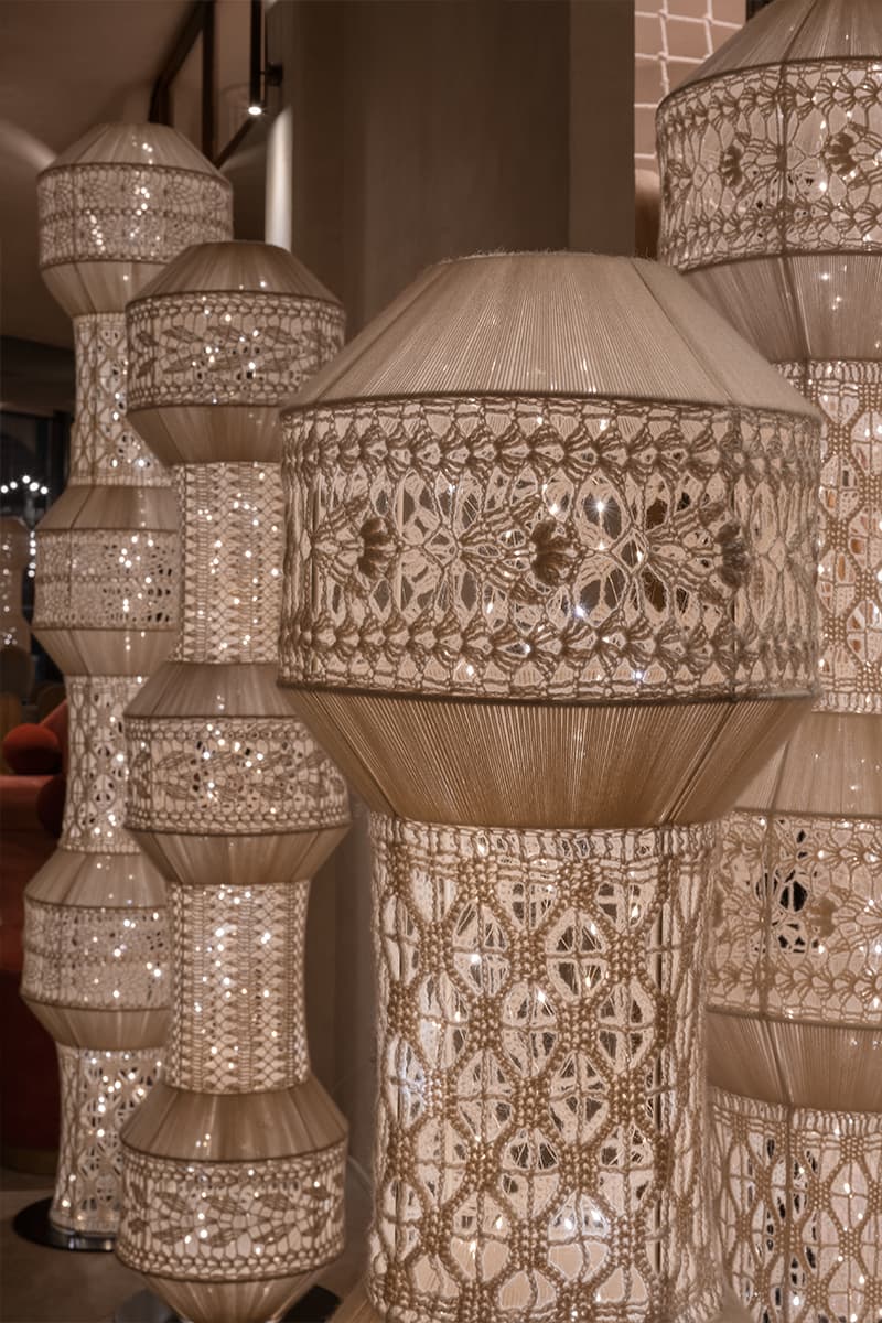 Отсылки к русской архитектуре, искусству и ремеслам в интерьере ресторана — проект студии LEFTdesign