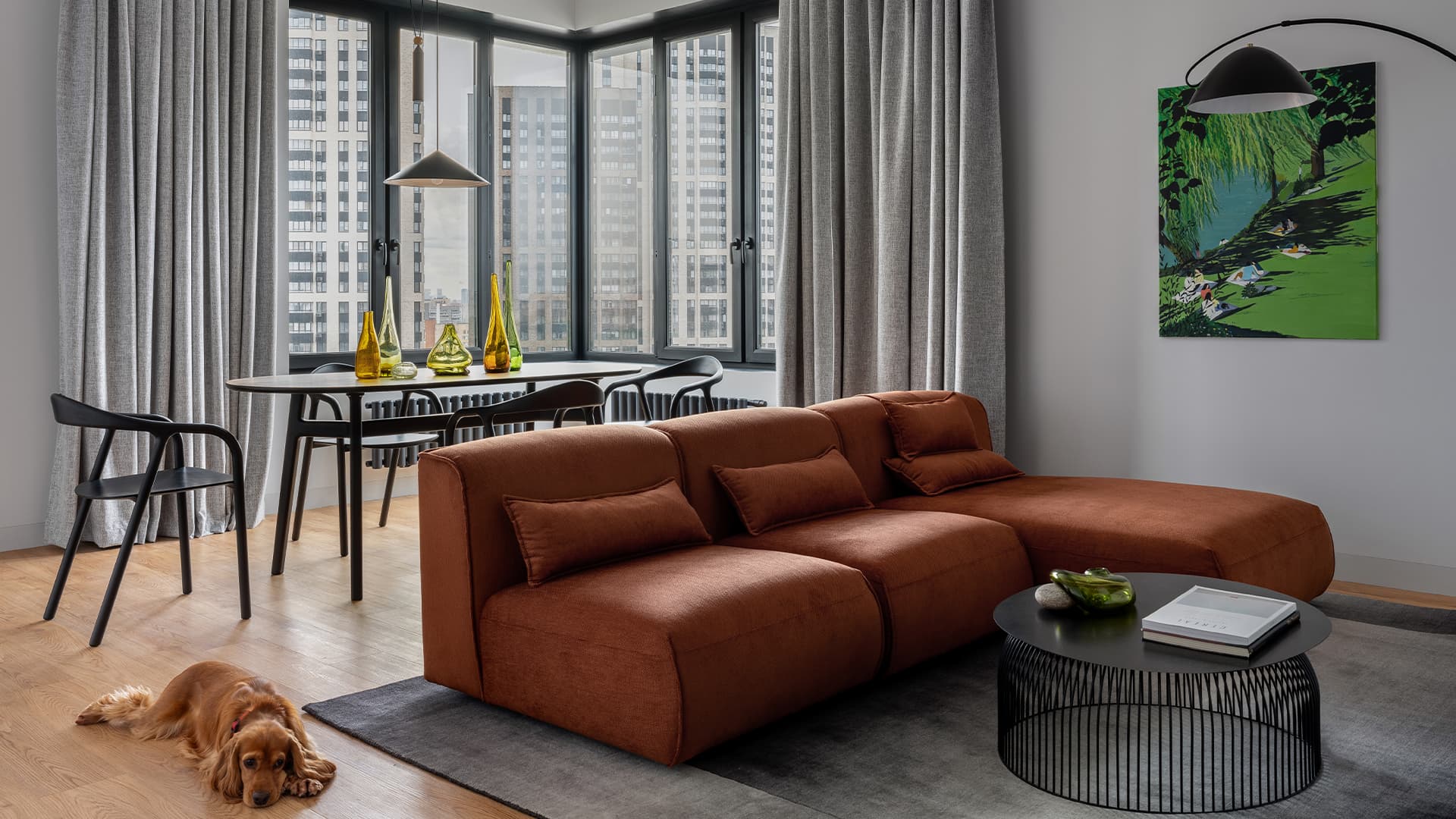 Необычные изумрудные стеклоблоки в интерьере семейной квартиры — проект Екатерины Шевелевой