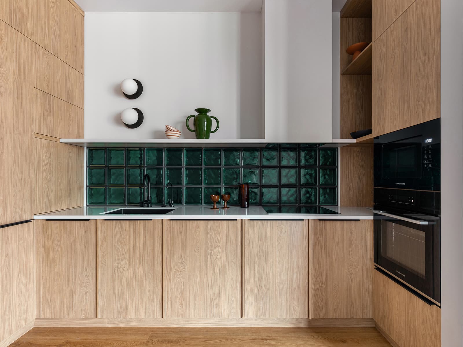 Отсылки к русской архитектуре, искусству и ремеслам в интерьере ресторана — проект студии LEFTdesign