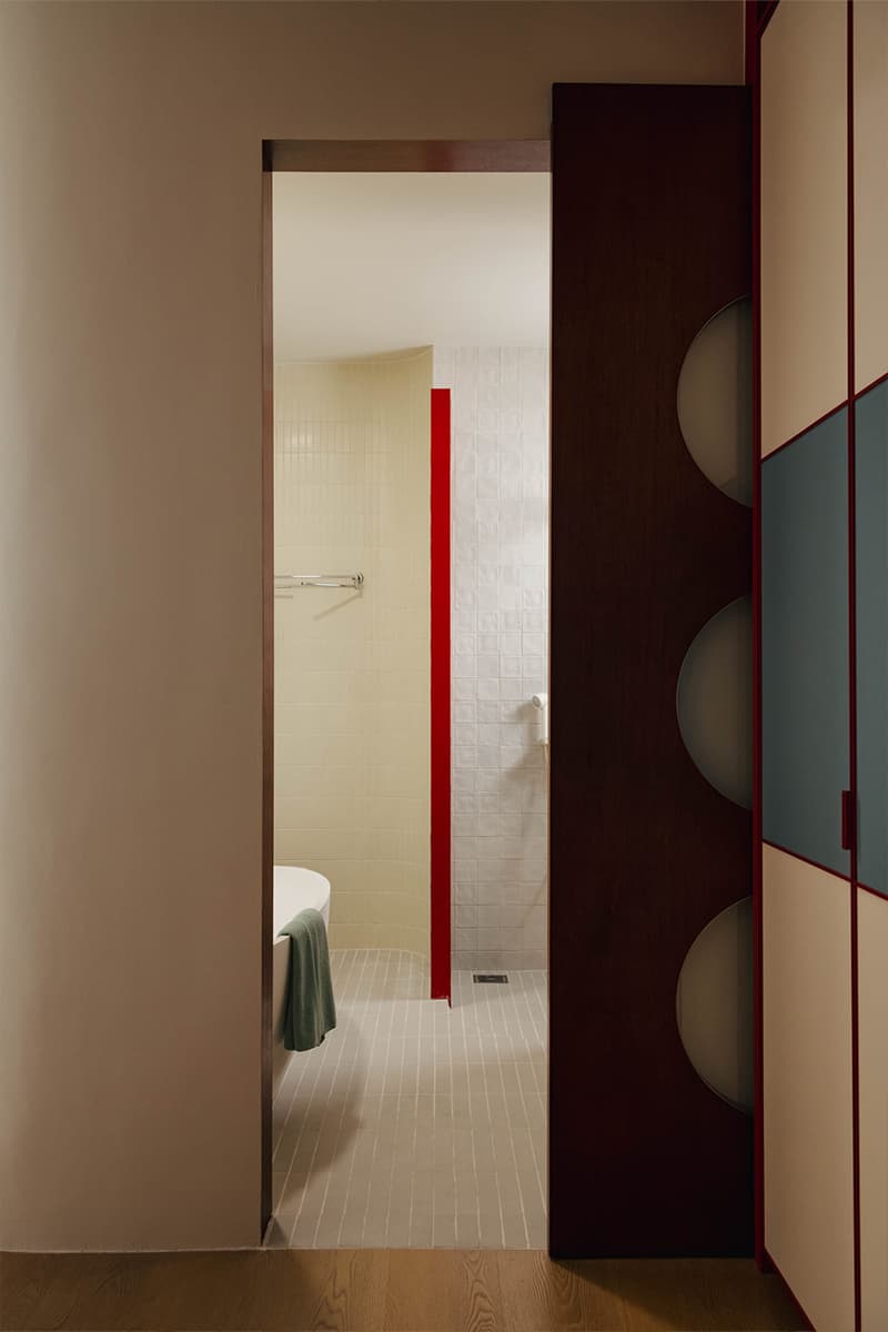 Завораживающий интерьер с оригинальной фанерой и светлой плиткой — проект Wuuu Studio