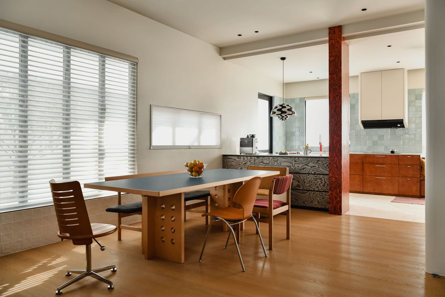 Завораживающий интерьер с оригинальной фанерой и светлой плиткой — проект Wuuu Studio