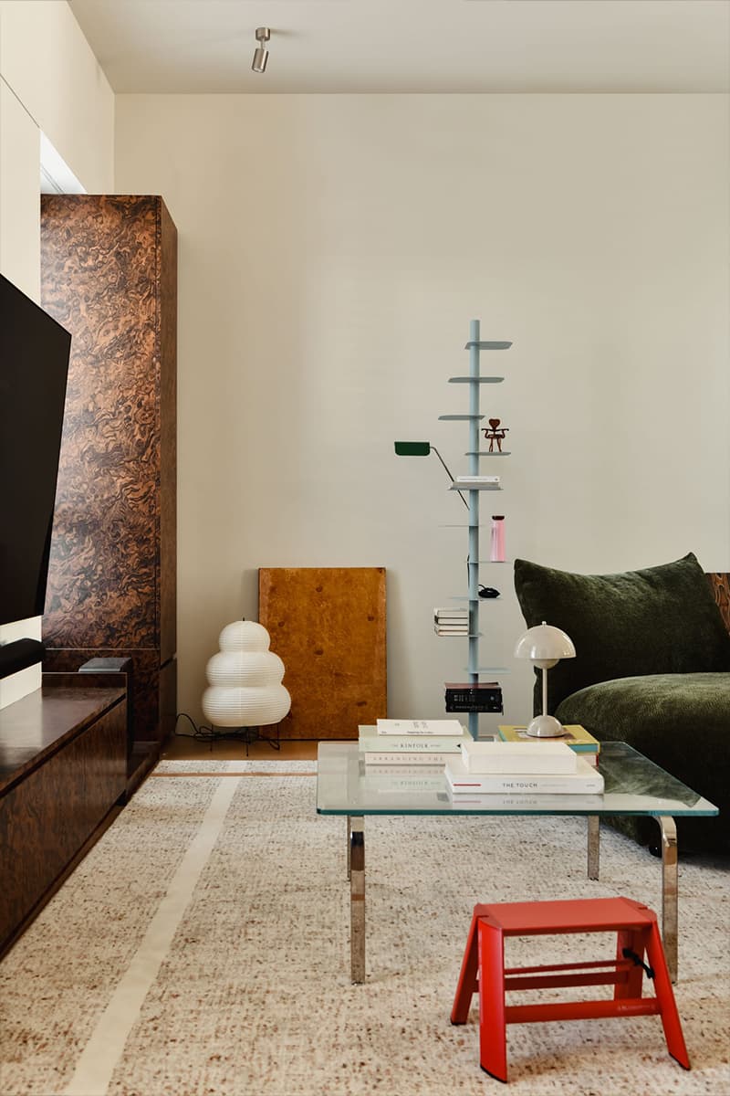 Завораживающий интерьер с оригинальной фанерой и светлой плиткой — проект Wuuu Studio