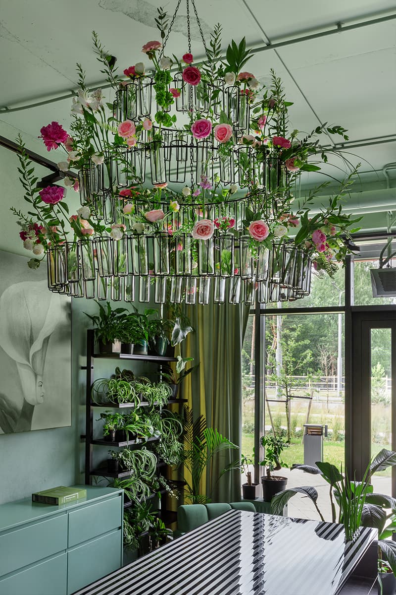 Графичный пол и зеленые оттенки в интерьере цветочного магазина — проект NOVU CLASSIC INTERIOR