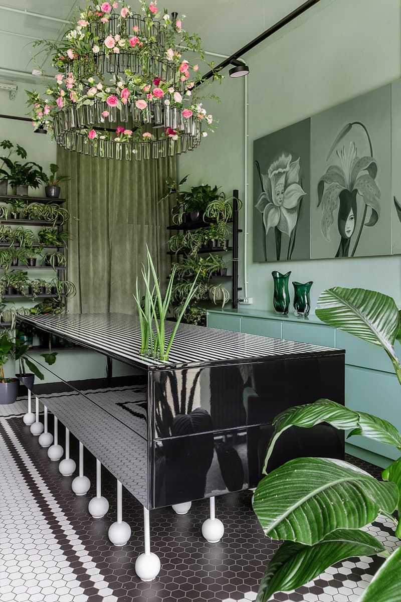 Графичный пол и зеленые оттенки в интерьере цветочного магазина — проект NOVU CLASSIC INTERIOR