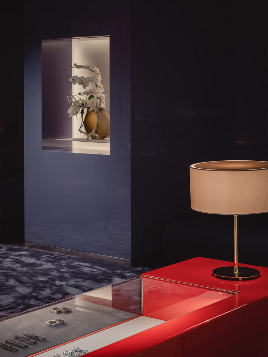 Глянцевый алюминий и глубокий сиреневый цвет в интерьере ритейл-пространства — проект Studio I IN