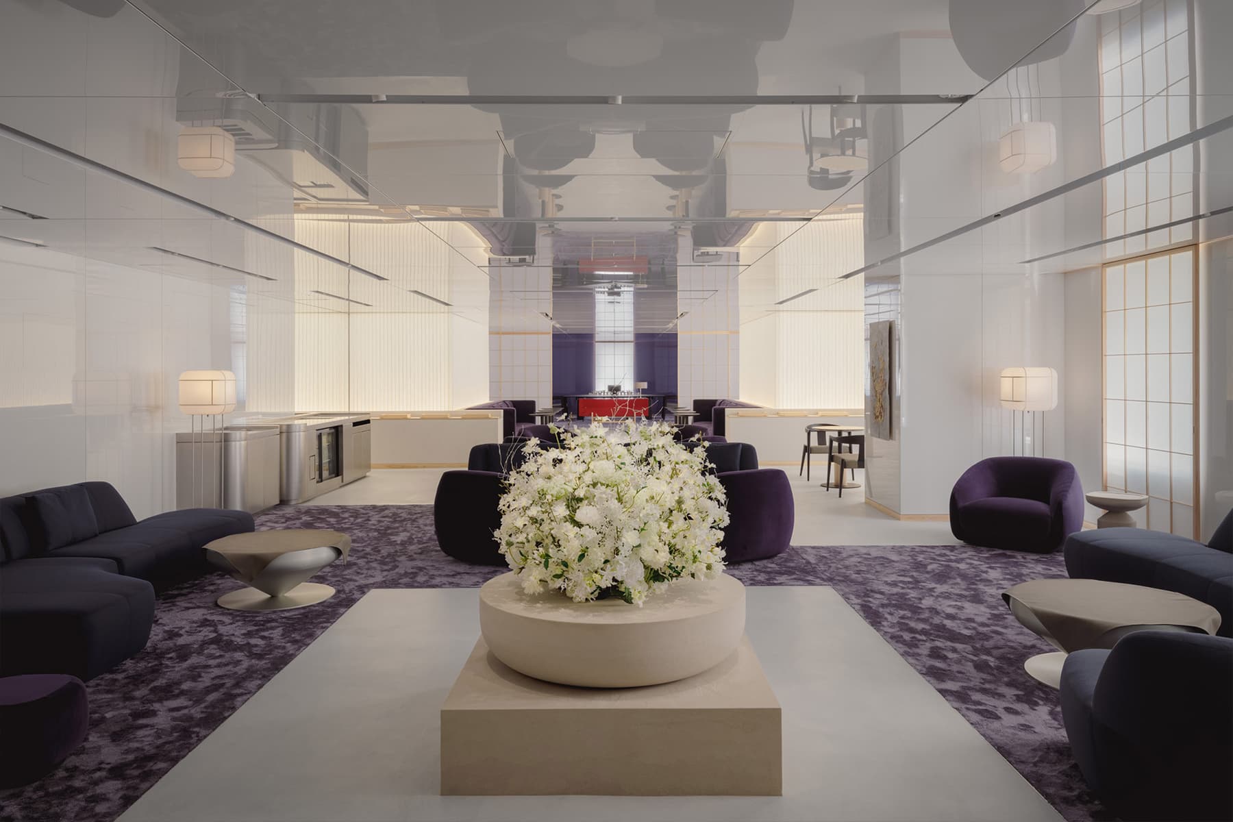 Глянцевый алюминий и глубокий сиреневый цвет в интерьере ритейл-пространства — проект Studio I IN