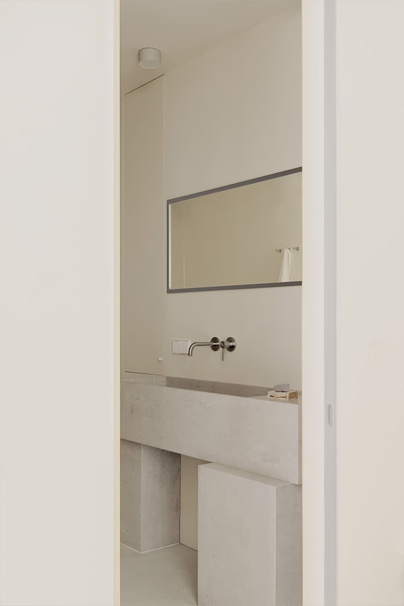 Монохромная палитра и авторские предметы в интерьере квартиры в Минске — проект Влада Кудина