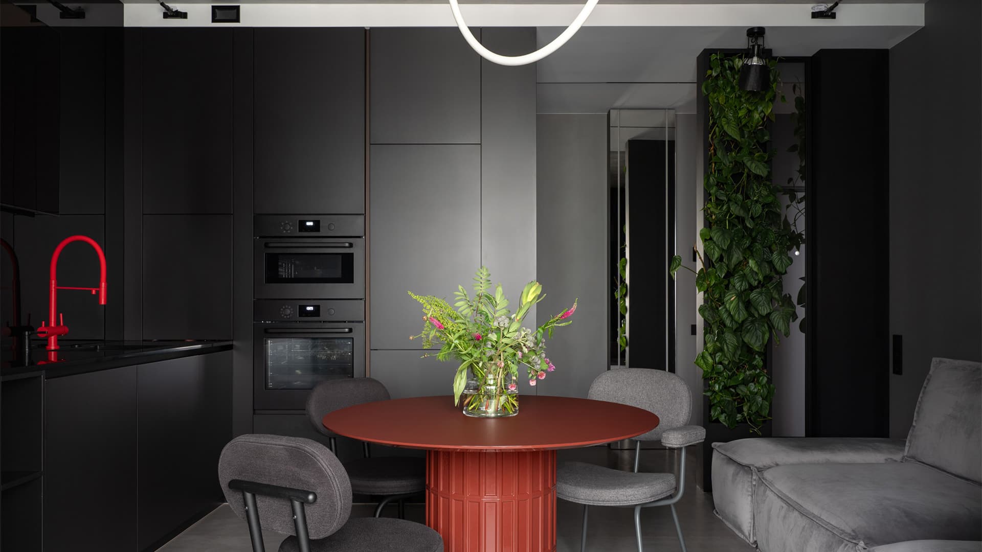 Обволакивающе-темный интерьер квартиры с двумя детскими спальнями — проект Юлии Комиссаровой