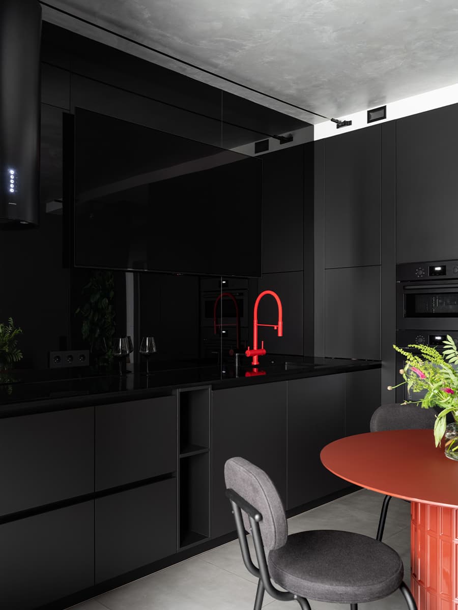 Обволакивающе-темный интерьер квартиры с двумя детскими спальнями — проект Юлии Комиссаровой