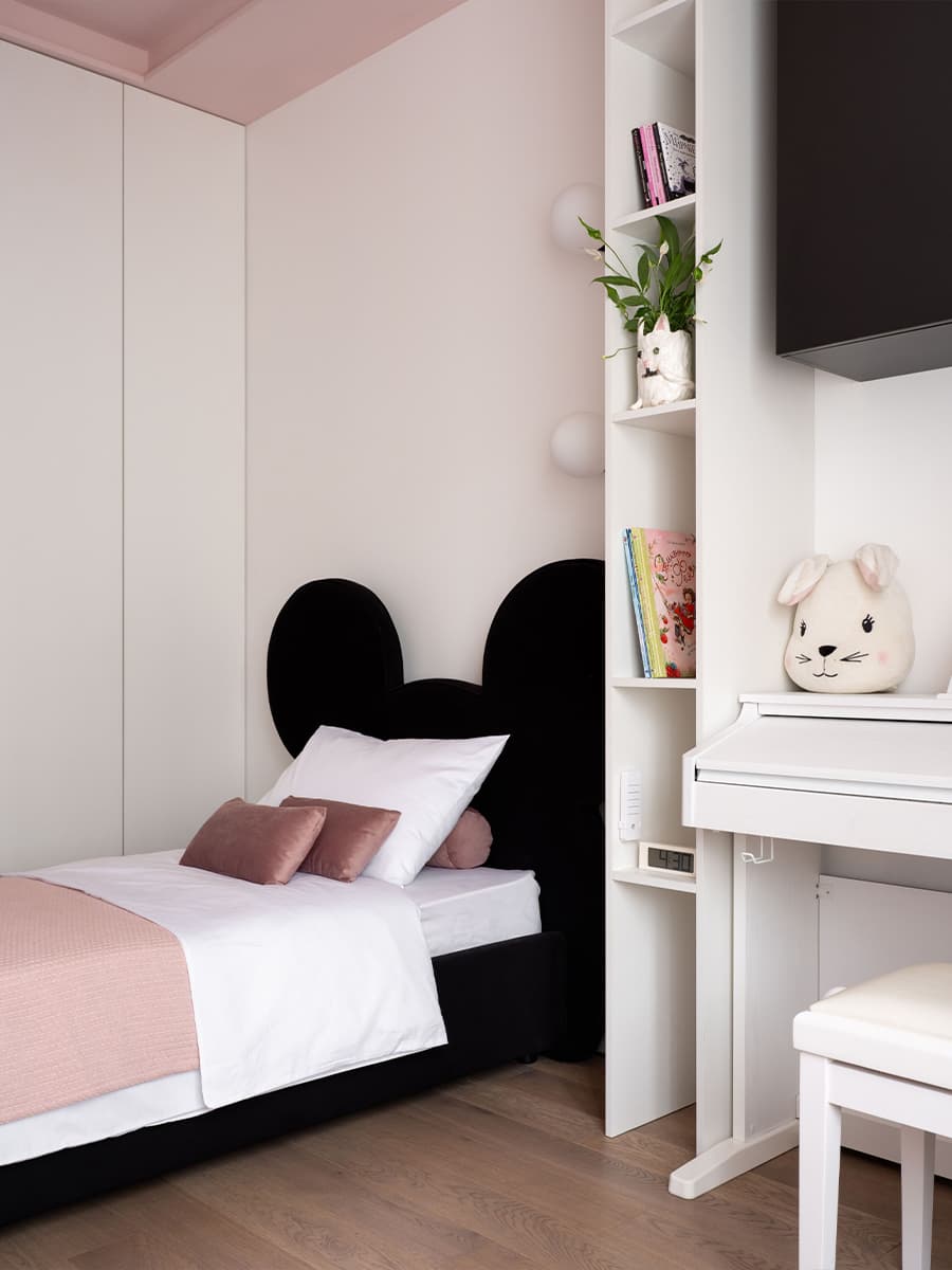 Обволакивающе-темный интерьер квартиры с двумя детскими спальнями — проект Юлии Комиссаровой