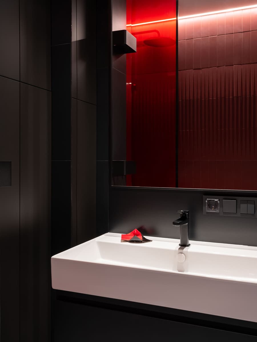 Обволакивающе-темный интерьер квартиры с двумя детскими спальнями — проект Юлии Комиссаровой