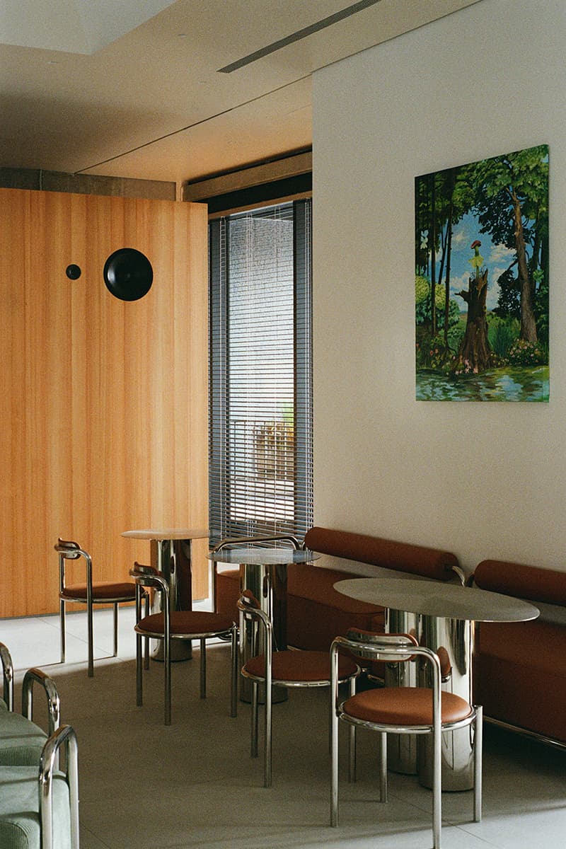 Выразительные фактуры и высокие потолки в интерьере кафе — проект студии Edxxkat