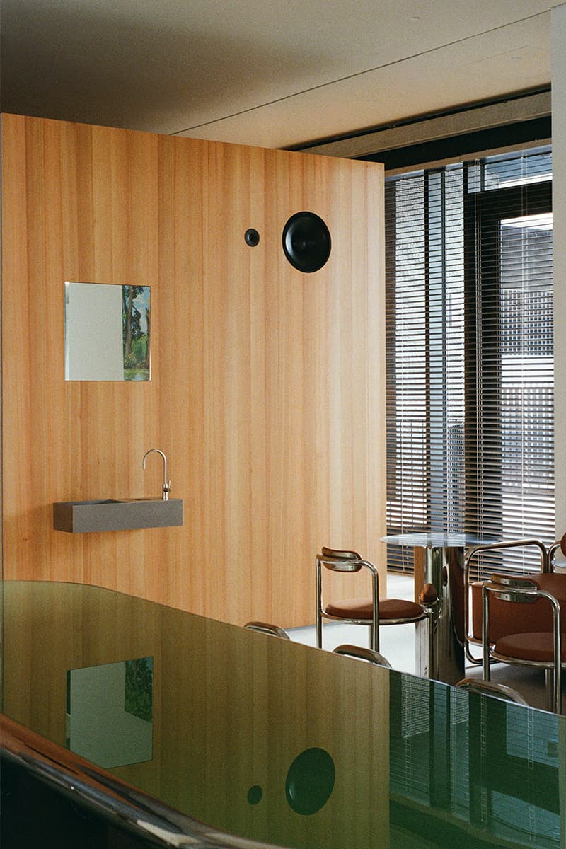 Выразительные фактуры и высокие потолки в интерьере кафе — проект студии Edxxkat