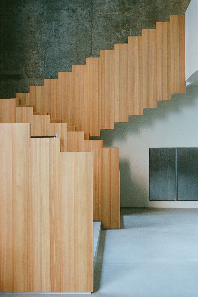 Выразительные фактуры и высокие потолки в интерьере кафе — проект студии Edxxkat