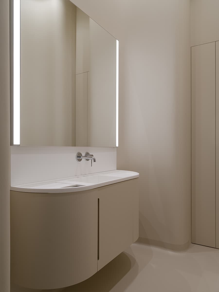 Визуальный покой и нейтральная палитра в интерьере клиники — проект Александры Бурмистровой