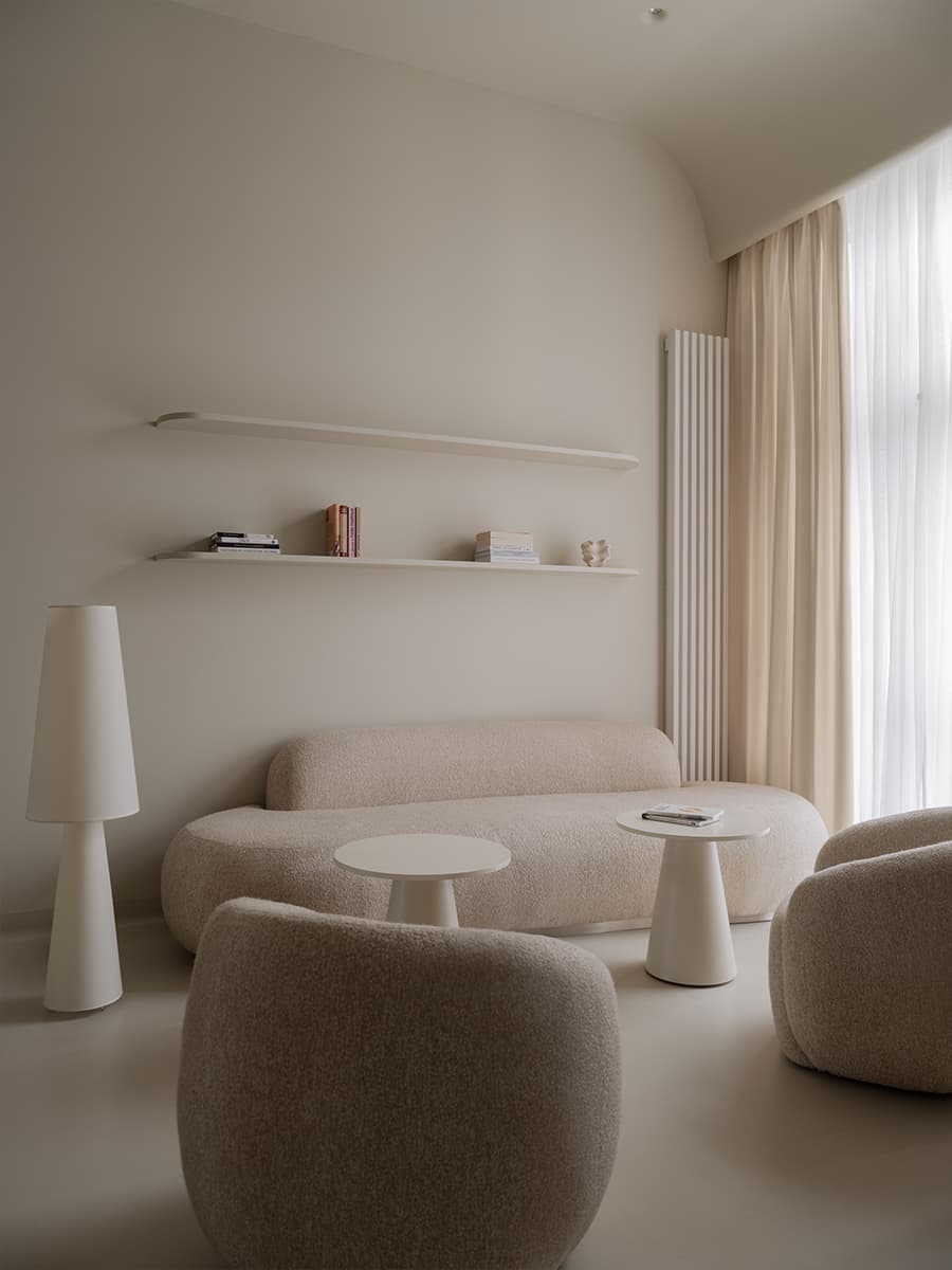 Визуальный покой и нейтральная палитра в интерьере клиники — проект Александры Бурмистровой