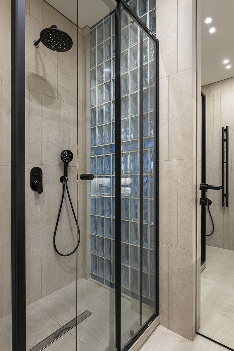 Шкаф-трансформер и стеклоблоки в интерьере инвестиционной квартиры — проект Елены Потемкиной