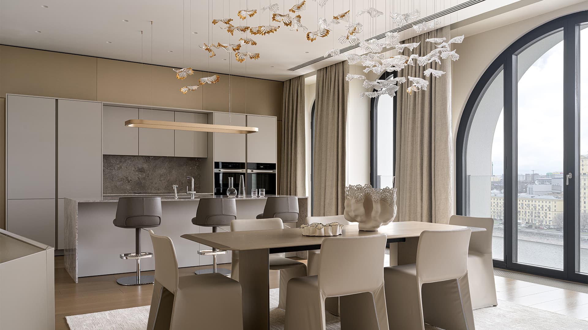 «Тихая роскошь» и декоративные порталы из камня в парадном интерьере квартиры — проект студии VFORM