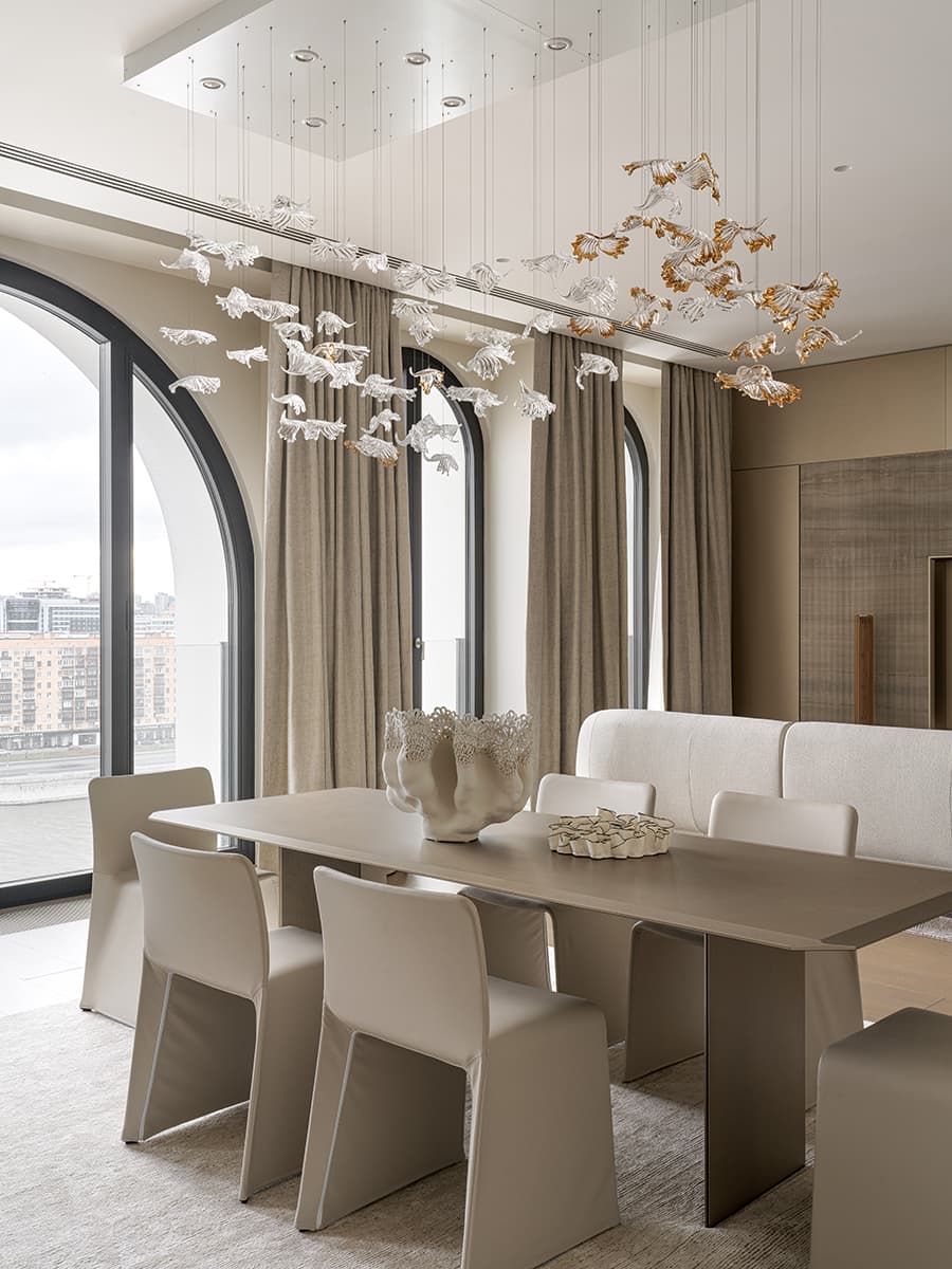 «Тихая роскошь» и декоративные порталы из камня в парадном интерьере квартиры — проект студии VFORM