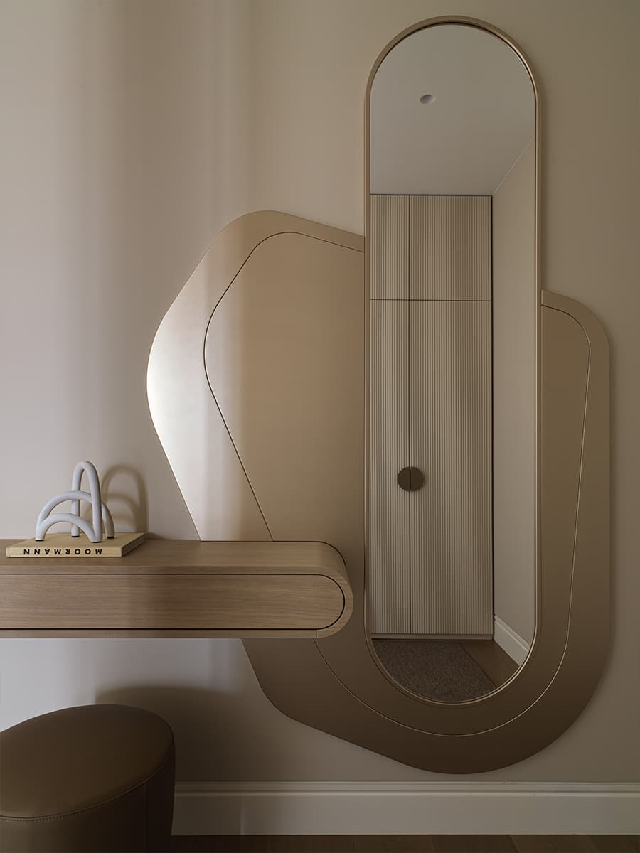 «Тихая роскошь» и декоративные порталы из камня в парадном интерьере квартиры — проект студии VFORM