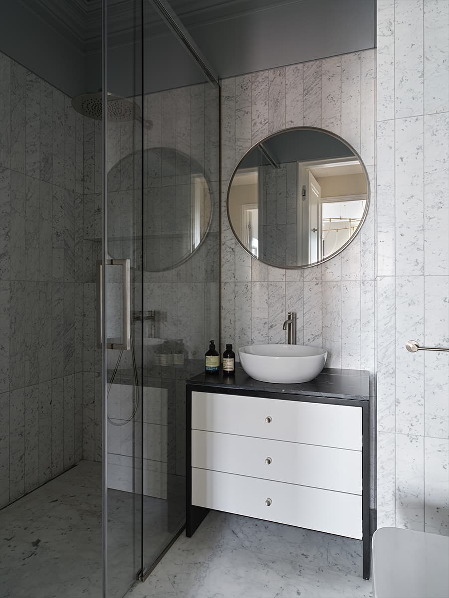 «Тихая роскошь» и декоративные порталы из камня в парадном интерьере квартиры — проект студии VFORM