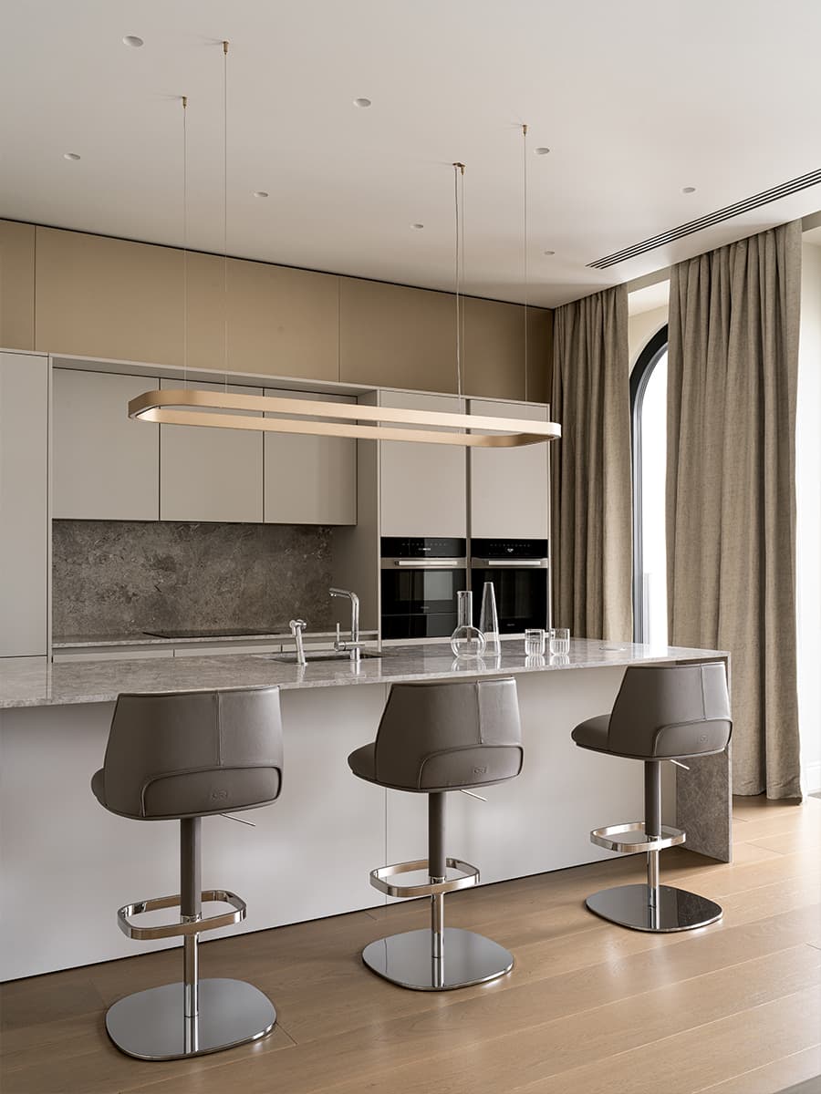 «Тихая роскошь» и декоративные порталы из камня в парадном интерьере квартиры — проект студии VFORM