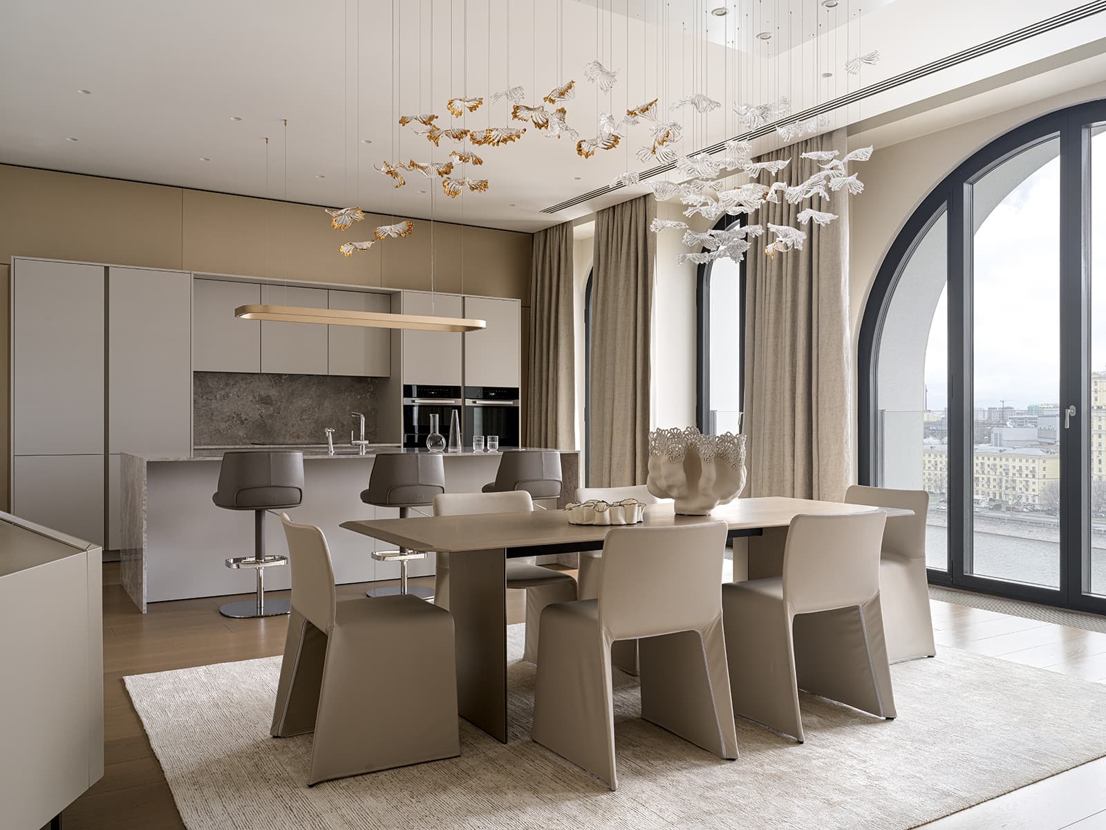 «Тихая роскошь» и декоративные порталы из камня в парадном интерьере квартиры — проект студии VFORM