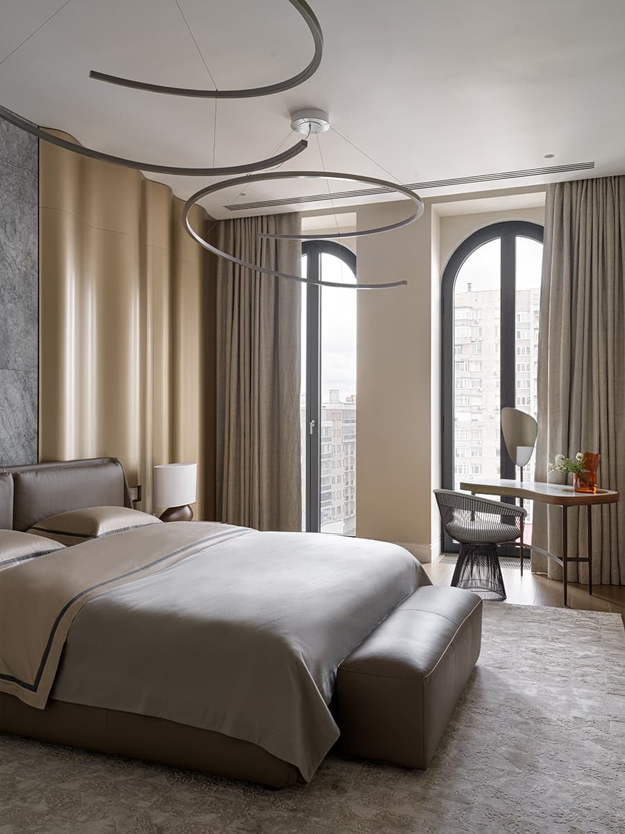 «Тихая роскошь» и декоративные порталы из камня в парадном интерьере квартиры — проект студии VFORM