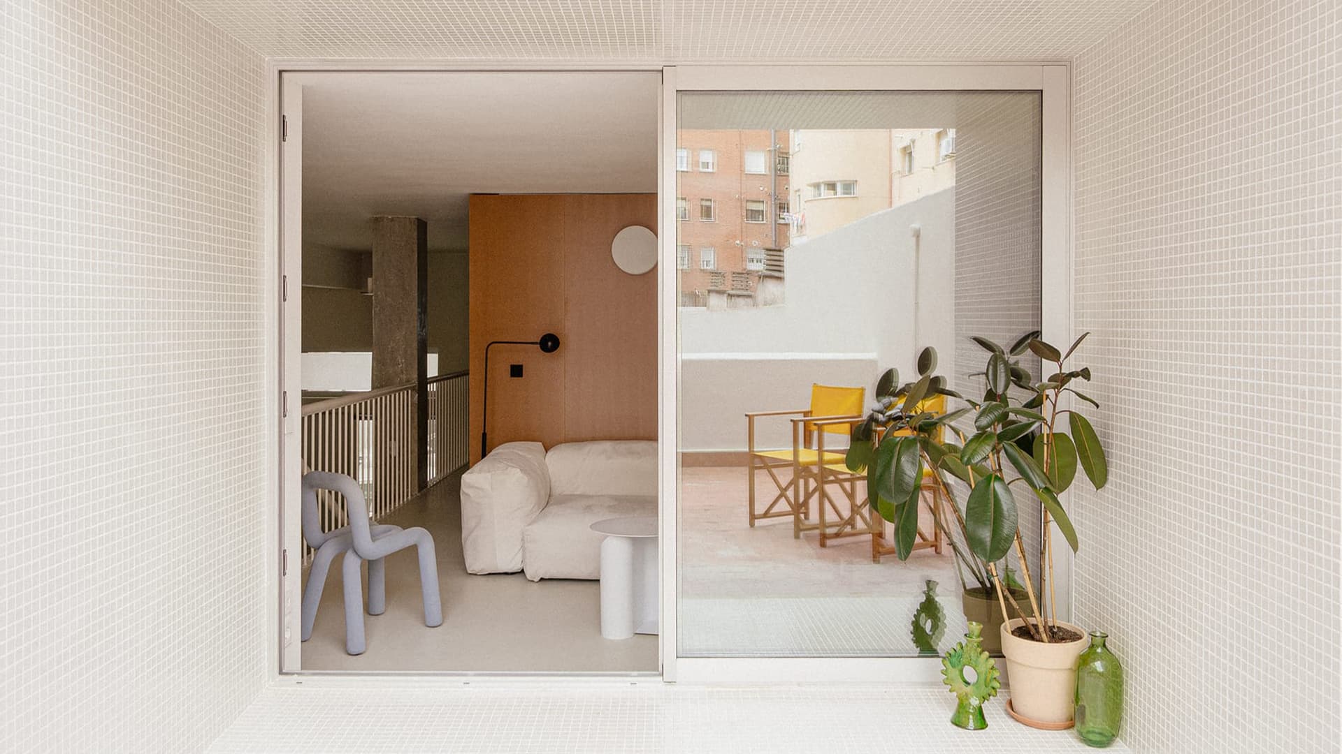 Залитый светом интерьер квартиры в бывшей меховой мастерской — проект BURR Studio