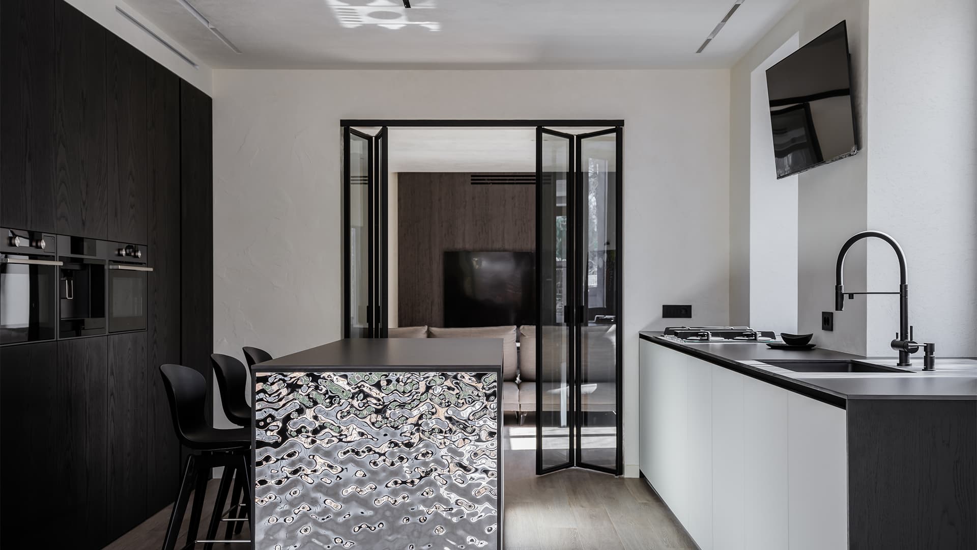 Графичные перегородки, камин и молотый камень в интерьере семейного загородного дома — проект Юлии Истратовой