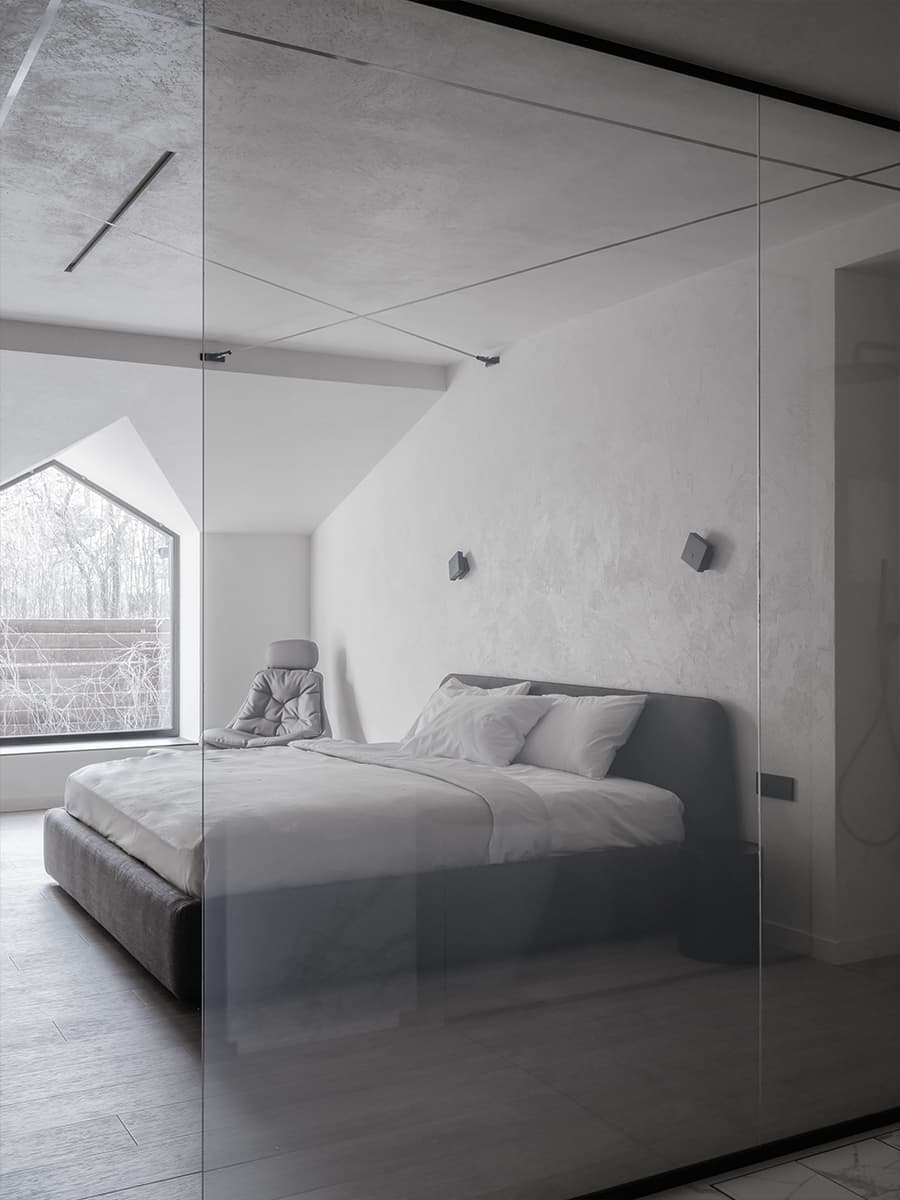 Графичные перегородки, камин и молотый камень в интерьере семейного загородного дома — проект Юлии Истратовой