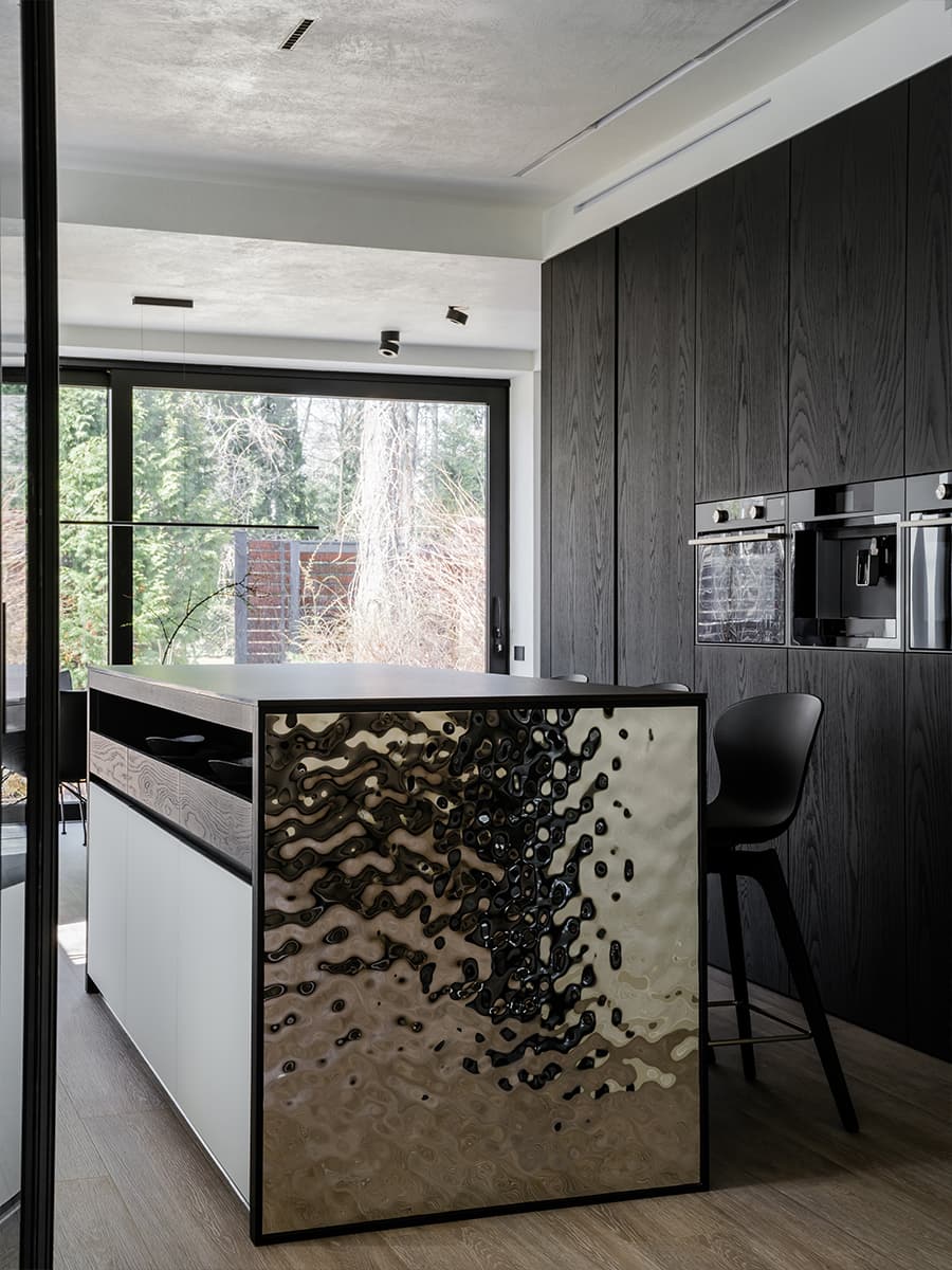 Графичные перегородки, камин и молотый камень в интерьере семейного загородного дома — проект Юлии Истратовой