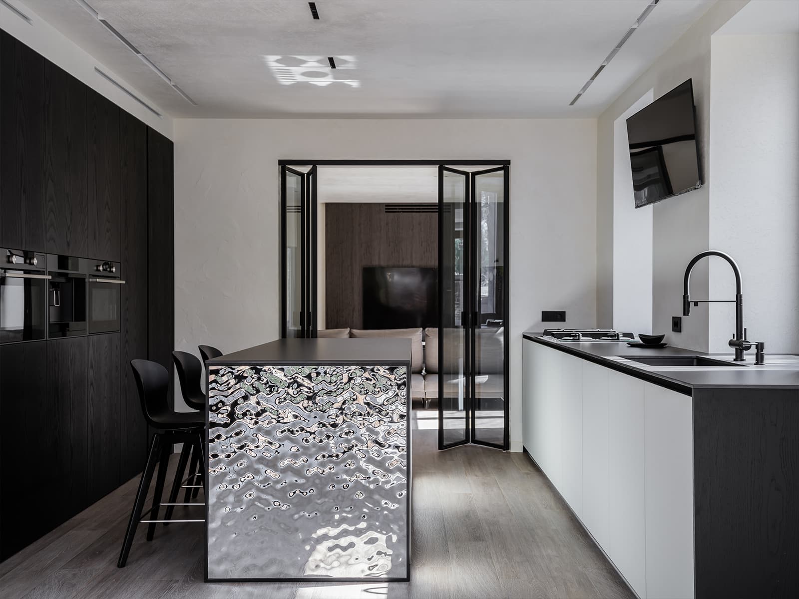 Графичные перегородки, камин и молотый камень в интерьере семейного загородного дома — проект Юлии Истратовой