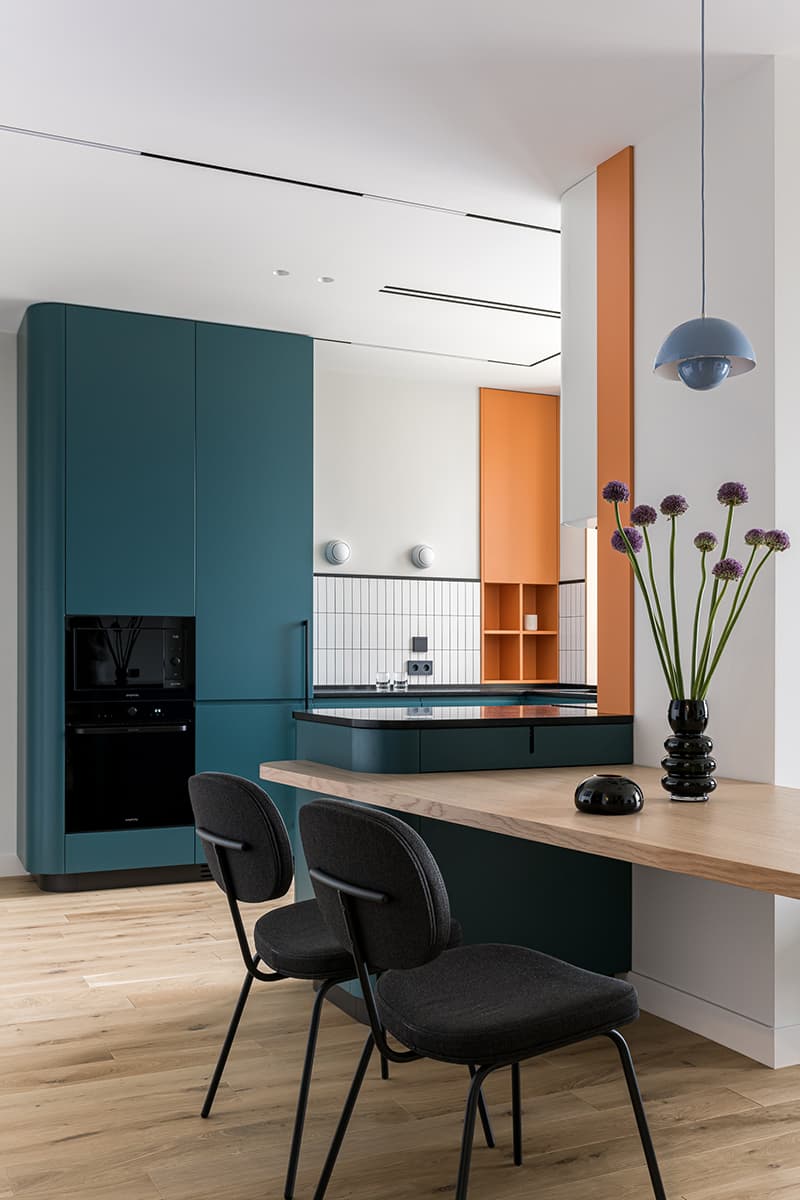 Смелые сочетания цветов в интерьере квартиры для творческой девушки — проект студии Mediana Interiors