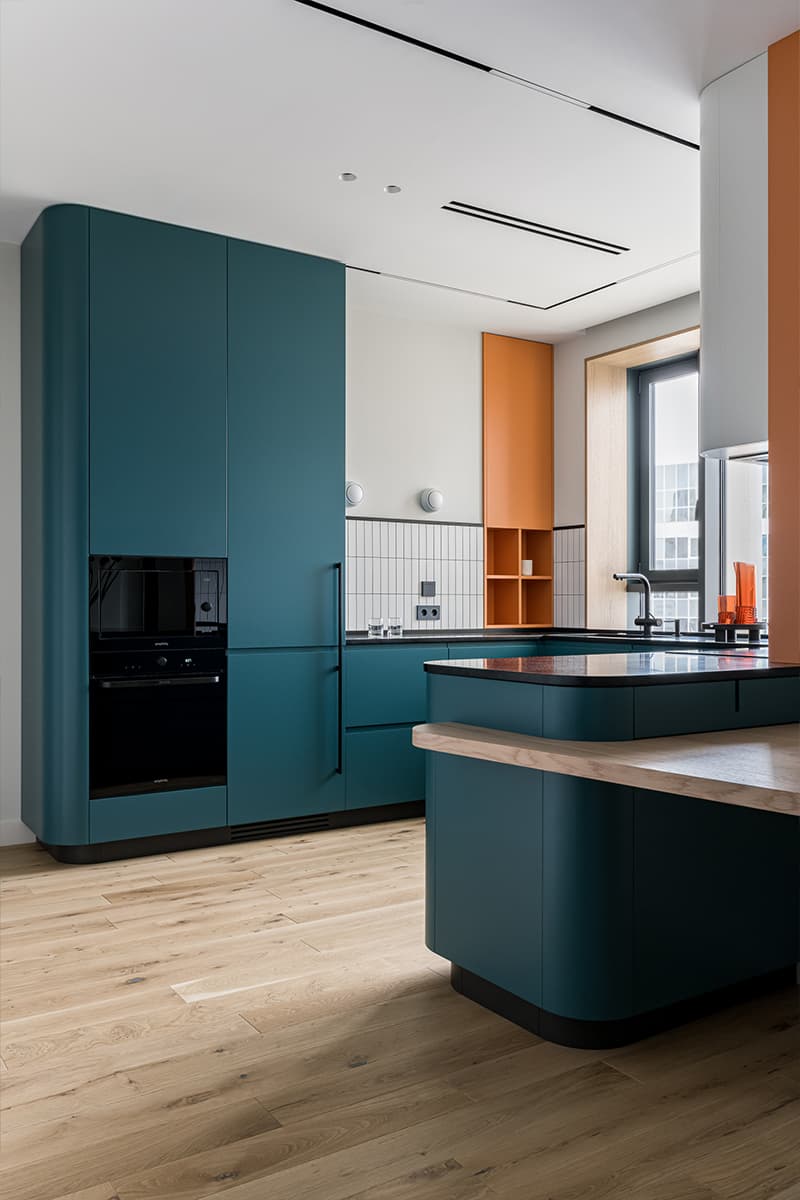 Смелые сочетания цветов в интерьере квартиры для творческой девушки — проект студии Mediana Interiors