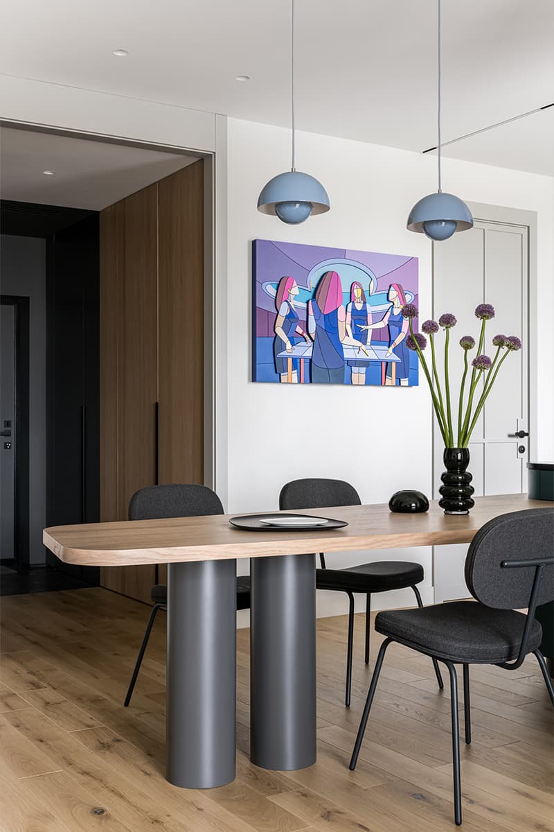 Смелые сочетания цветов в интерьере квартиры для творческой девушки — проект студии Mediana Interiors