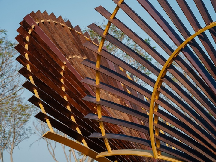 Чэн-Цзун Фэн переосмыслил форму огненного дерева в инсталляции