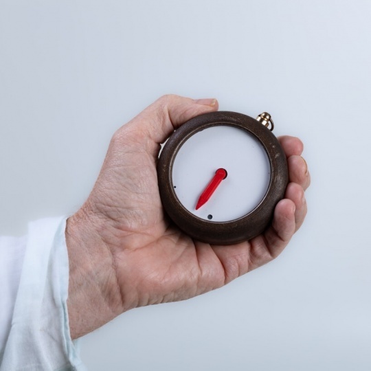 Компания Aumens представила простой компас для людей с деменцией