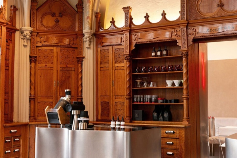 Архитекторы из Румынии спроектировали кофейню в бывшей аптеке