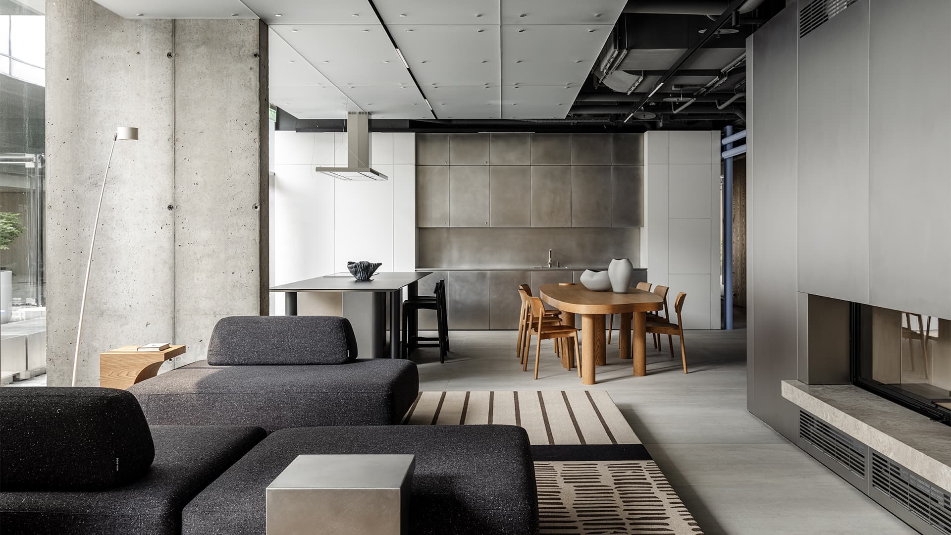 Холодные голубые оттенки, бетон и дерево в интерьере клубного дома — проект DA bureau