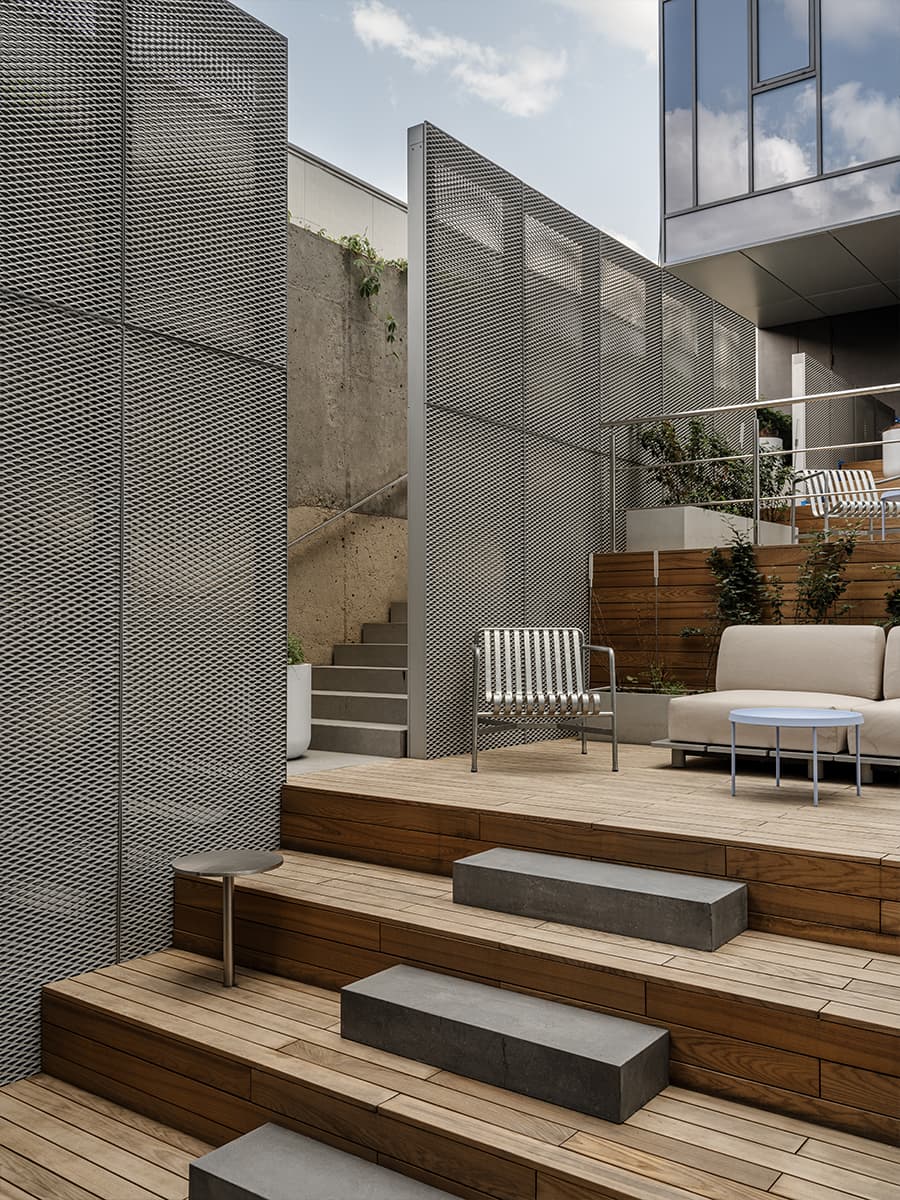 Холодные голубые оттенки, бетон и дерево в интерьере клубного дома — проект DA bureau